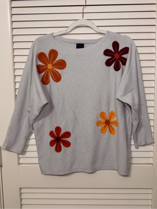 Aaeda Sweaters - Light Gray Floral Appliqué Crewneck Sweater